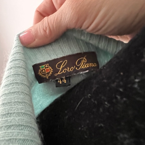 Loro Piana v-neck cashmere sweater size 44. - Picture 6 of 6